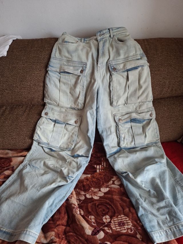 Pantaloni cargo in denim Zara