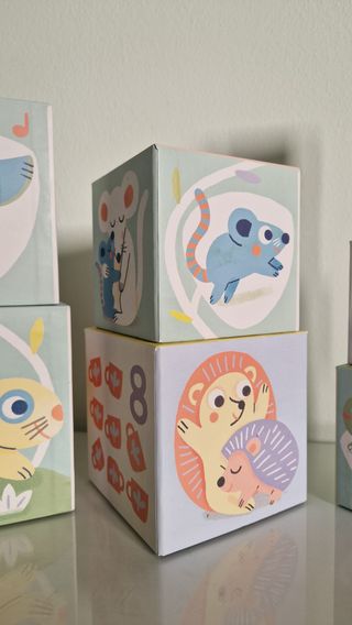 Juego cubos con números. Cubos Montessori