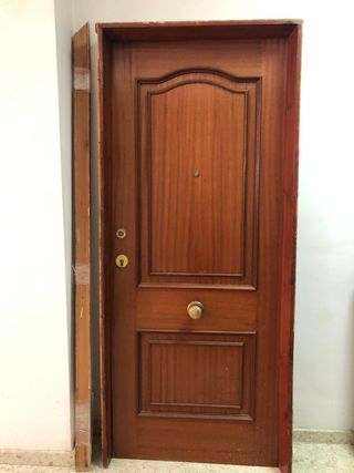 Puerta de madera de interior con marco y tapajunta