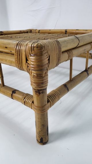 Antigua mesa de mimbre española