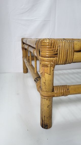 Antigua mesa de mimbre española