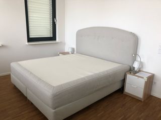 Cama tapizada con colchon incorporado