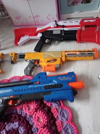 Pistolas Nerf con más de 130 balas 