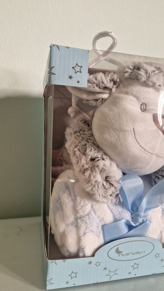 Peleche con mantita. Regalo para bebé.