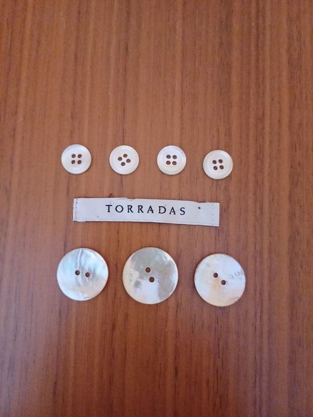 8 BOTÕES EM MADREPÉROLA 