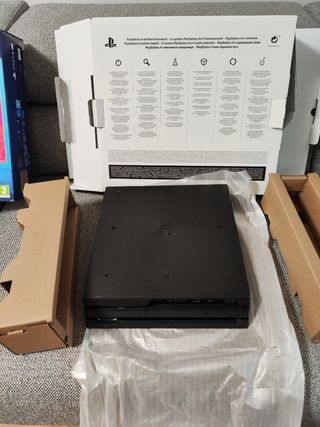 Play station 4 pro 4K HDR 1TB