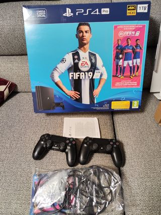 Play station 4 pro 4K HDR 1TB