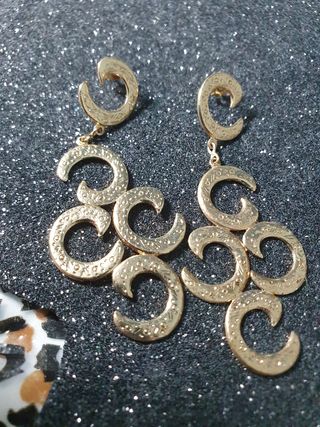 Pendiente largo dorado.