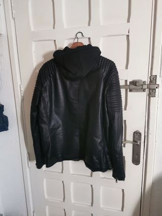 Se vende Chaqueta piel nueva con sudadera