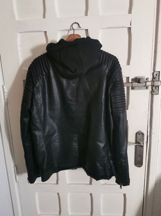 Se vende Chaqueta piel nueva con sudadera