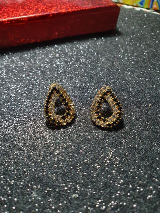 Pendientes blancos y negros