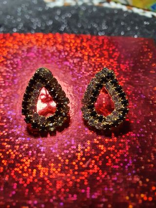 Pendientes blancos y negros