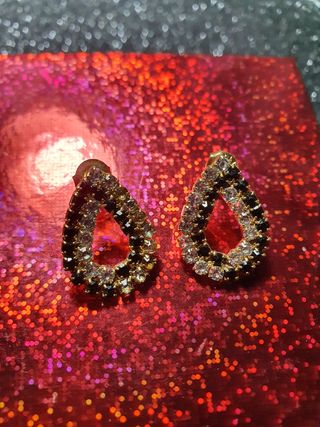 Pendientes blancos y negros