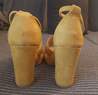 Sandalias color mostaza 