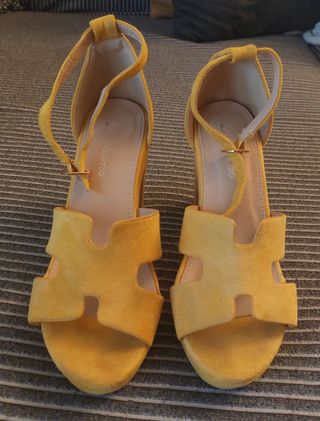 Sandalias color mostaza 