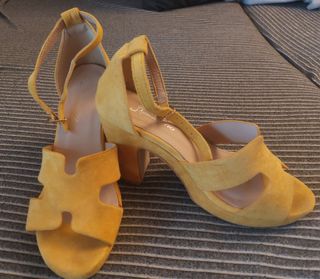Sandalias color mostaza 