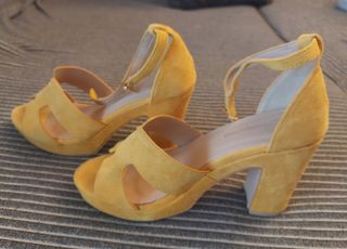 Sandalias color mostaza 