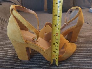 Sandalias color mostaza 