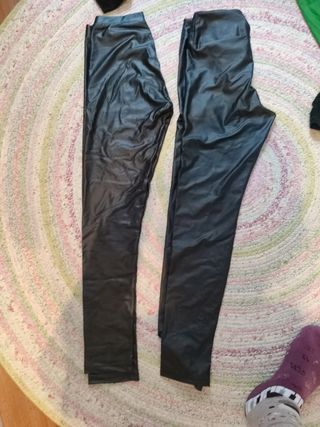 Pantalones efecto cuero Calzedonia y Zar