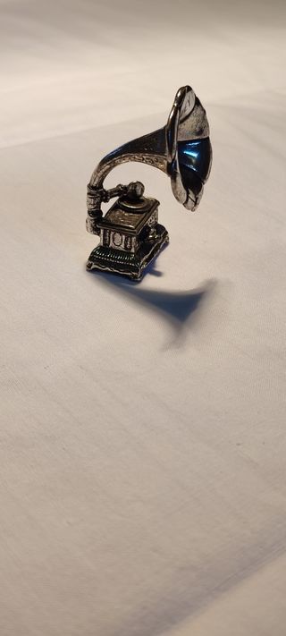 Figura gramófono plata