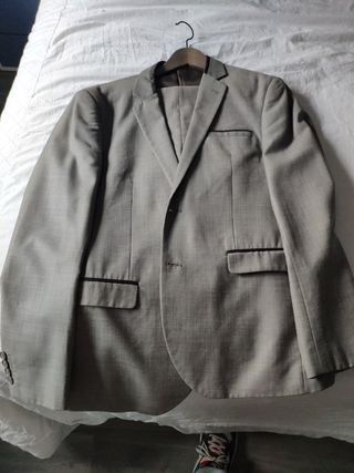 Traje gris marca Pascal Morabito