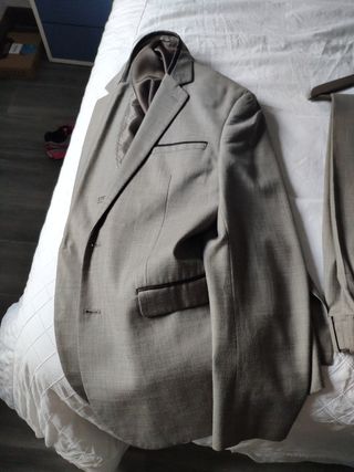 Traje gris marca Pascal Morabito