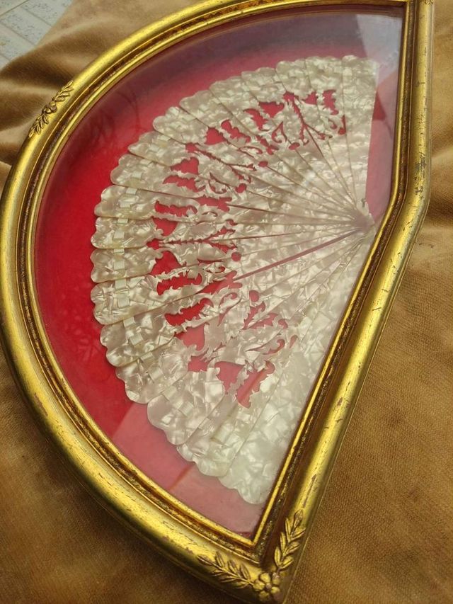 Abaniquera con abanico de nácar