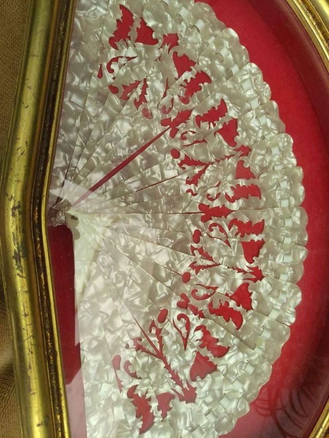 Abaniquera con abanico de nácar