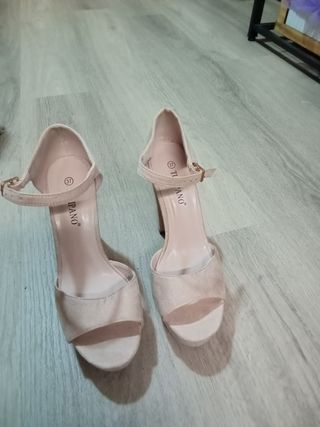 Sandali con tacco beige