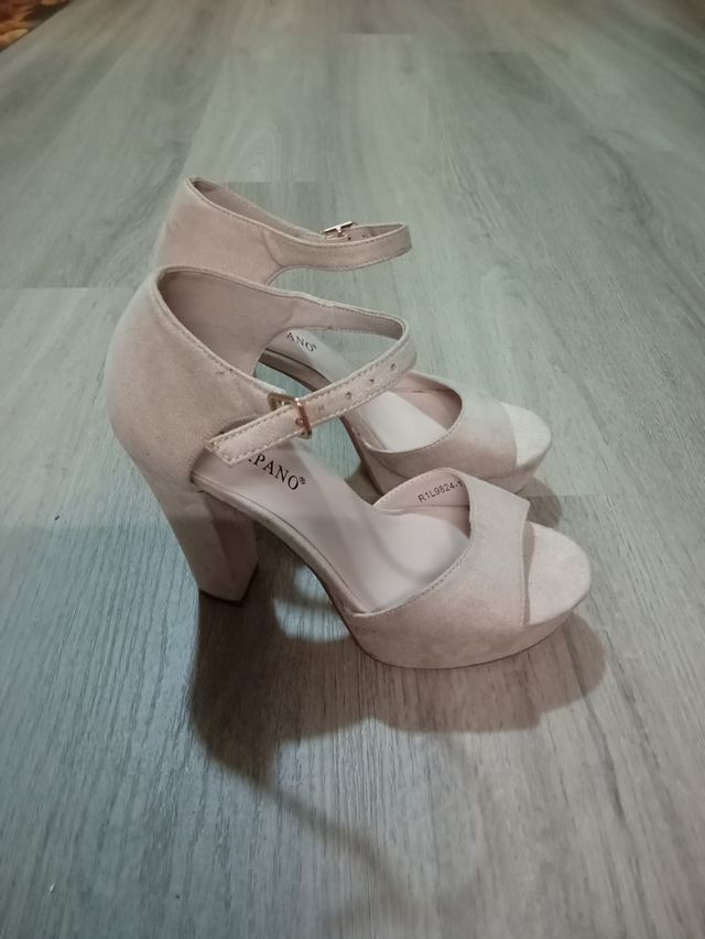 Sandali con tacco beige