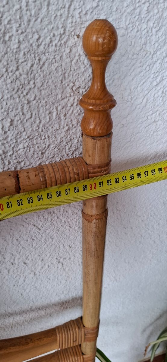 Cabezero y mesita de bambú