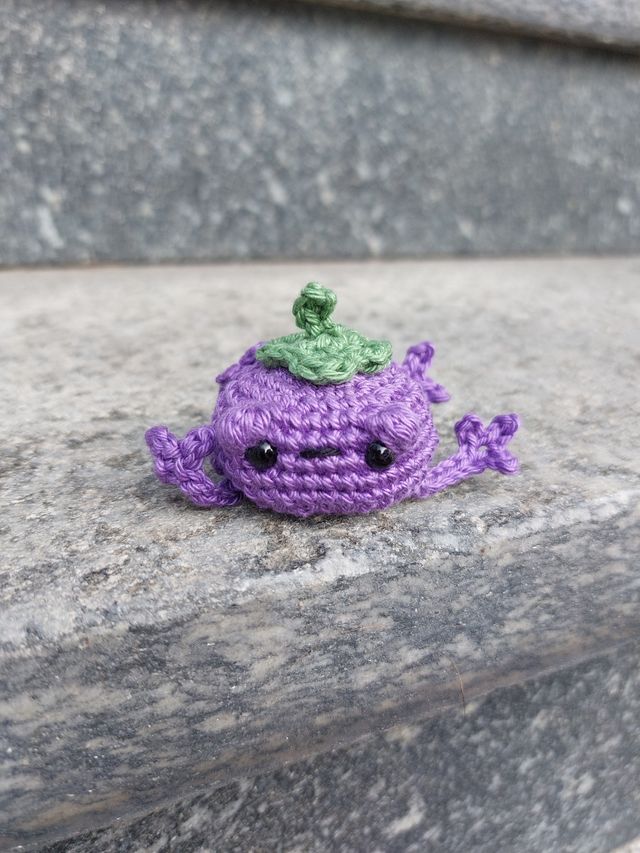 Piccola rana melanzana amigurumi