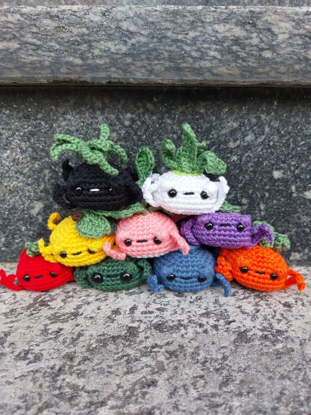 Piccola rana melanzana amigurumi