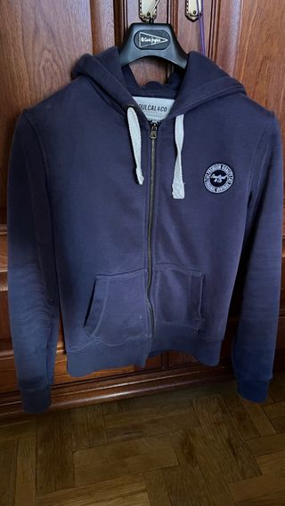 Sudadera con capucha. Abrigosa. Color azulón