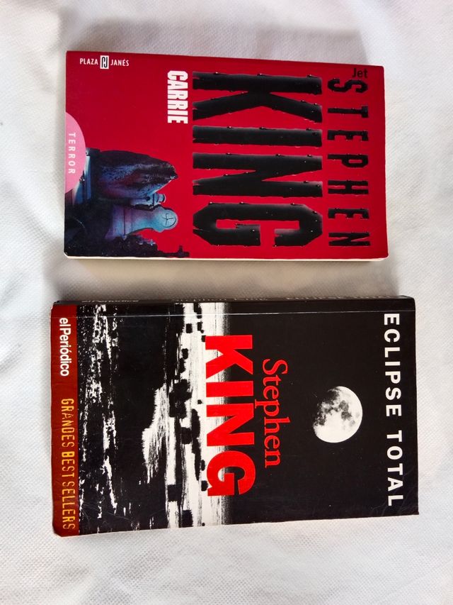 Dos libros: Eclipse total y Carrie de Stephen King