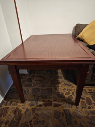 Mesa maciza extensible con sillas
