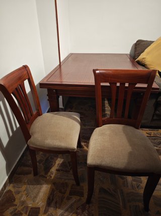 Mesa maciza extensible con sillas