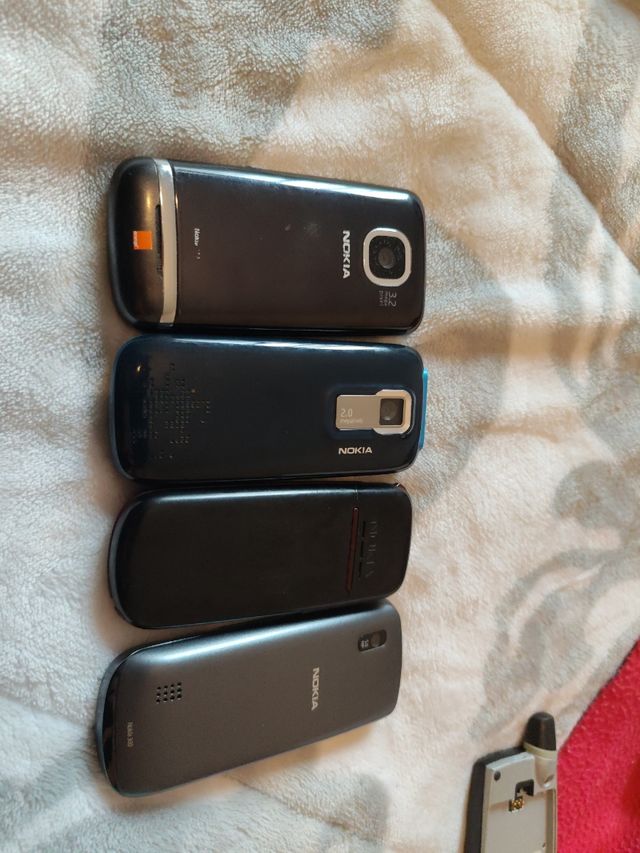 Molti vecchi telefoni Nokia 