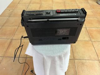 Radio cassette SANYO, funciona solo la radio.