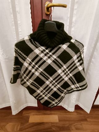 Poncho da donna bianco e nero collo alto