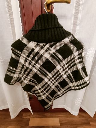 Poncho da donna bianco e nero collo alto