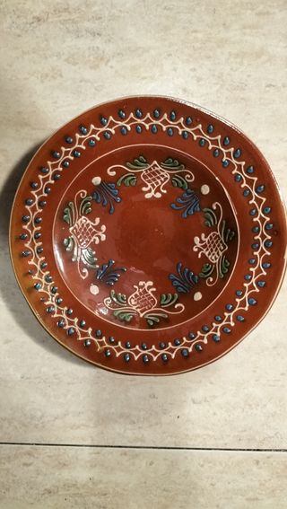 Plato de cerámica pintada a mano 