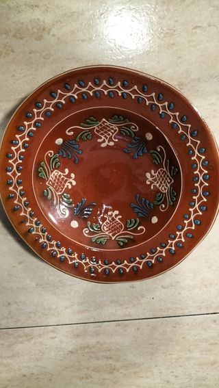 Plato de cerámica pintada a mano 