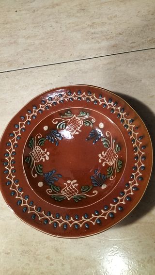 Plato de cerámica pintada a mano 