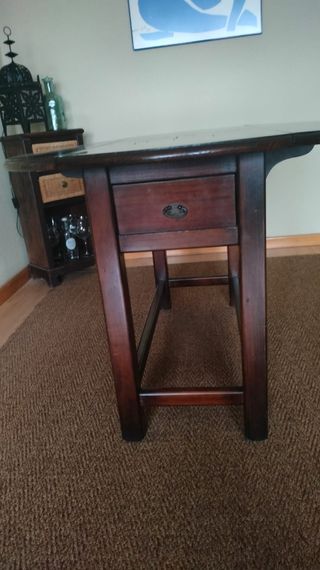 Fantástica MESA de MADERA con alas plegables.