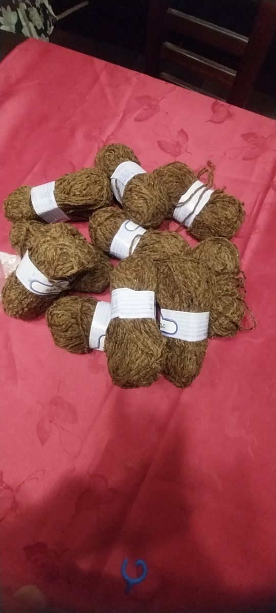 Novelos de fio para tricotar, cor castanho