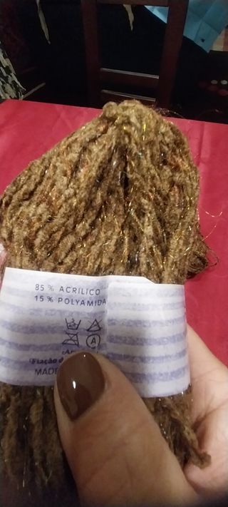 Novelos de fio para tricotar, cor castanho