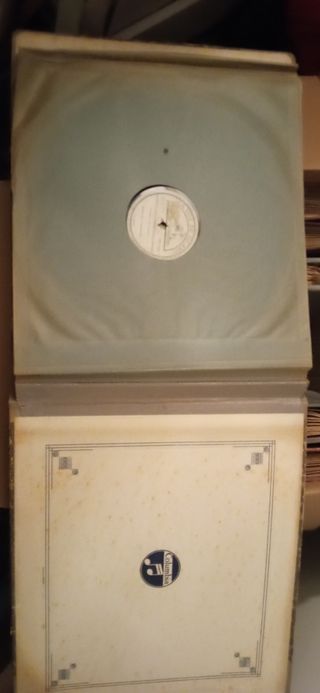 Álbum con 12 discos de pizarra.