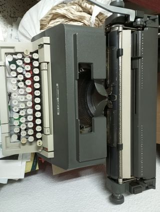 Máquina de escribir Olivetti linea 98