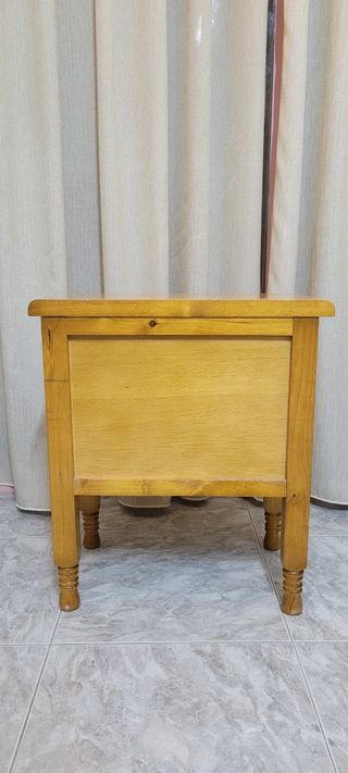 Mesilla de noche pino barnizado